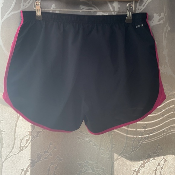 Athletic shorts - Picture 2 of 3